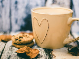 Decorare tazzine in porcellana: un hobby piacevole e creativo