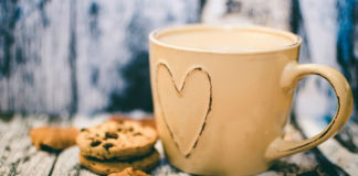 Decorare tazzine in porcellana: un hobby piacevole e creativo