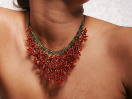 Bib necklace: le collane a bavaglio 27 0 Fotolia_2366357_Subscription_XL