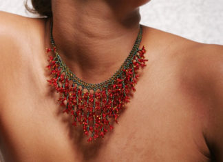 Bib necklace: le collane a bavaglio 27 0 Fotolia_2366357_Subscription_XL