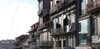 Manutenzione tende da sole: consigli e suggerimenti La manutenzione delle tende da sole, però, è una questione molto delicata essendo, queste ultime, soggette a restare per 365 giorni all’anno, 24 ore su 24, esposte alle intemperie e all’azione degli agenti atmosferici.