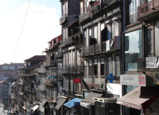 Manutenzione tende da sole: consigli e suggerimenti La manutenzione delle tende da sole, però, è una questione molto delicata essendo, queste ultime, soggette a restare per 365 giorni all’anno, 24 ore su 24, esposte alle intemperie e all’azione degli agenti atmosferici.