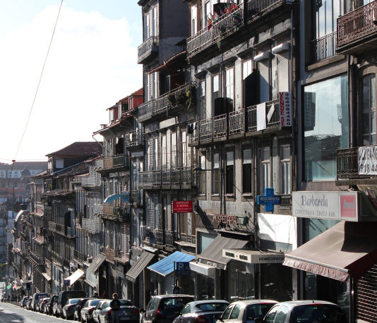 Manutenzione tende da sole: consigli e suggerimenti La manutenzione delle tende da sole, però, è una questione molto delicata essendo, queste ultime, soggette a restare per 365 giorni all’anno, 24 ore su 24, esposte alle intemperie e all’azione degli agenti atmosferici.