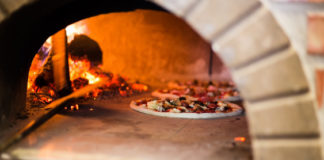 Cene in giardino? Ecco come scegliere il forno a legna giusto forno a legna