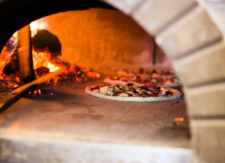 Cene in giardino? Ecco come scegliere il forno a legna giusto forno a legna